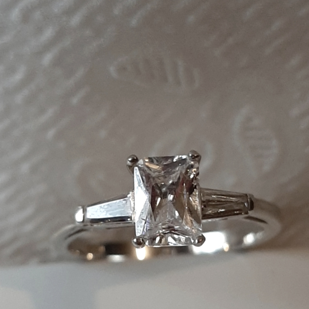 Beautiful Sterling Silver 925 Princess 3 CZ Stone Cut Ring Size 7.75 (2.7g)